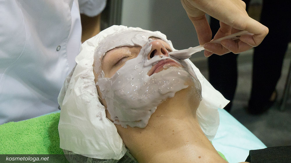 Нанесение альгинатной маски в завершение процедуры